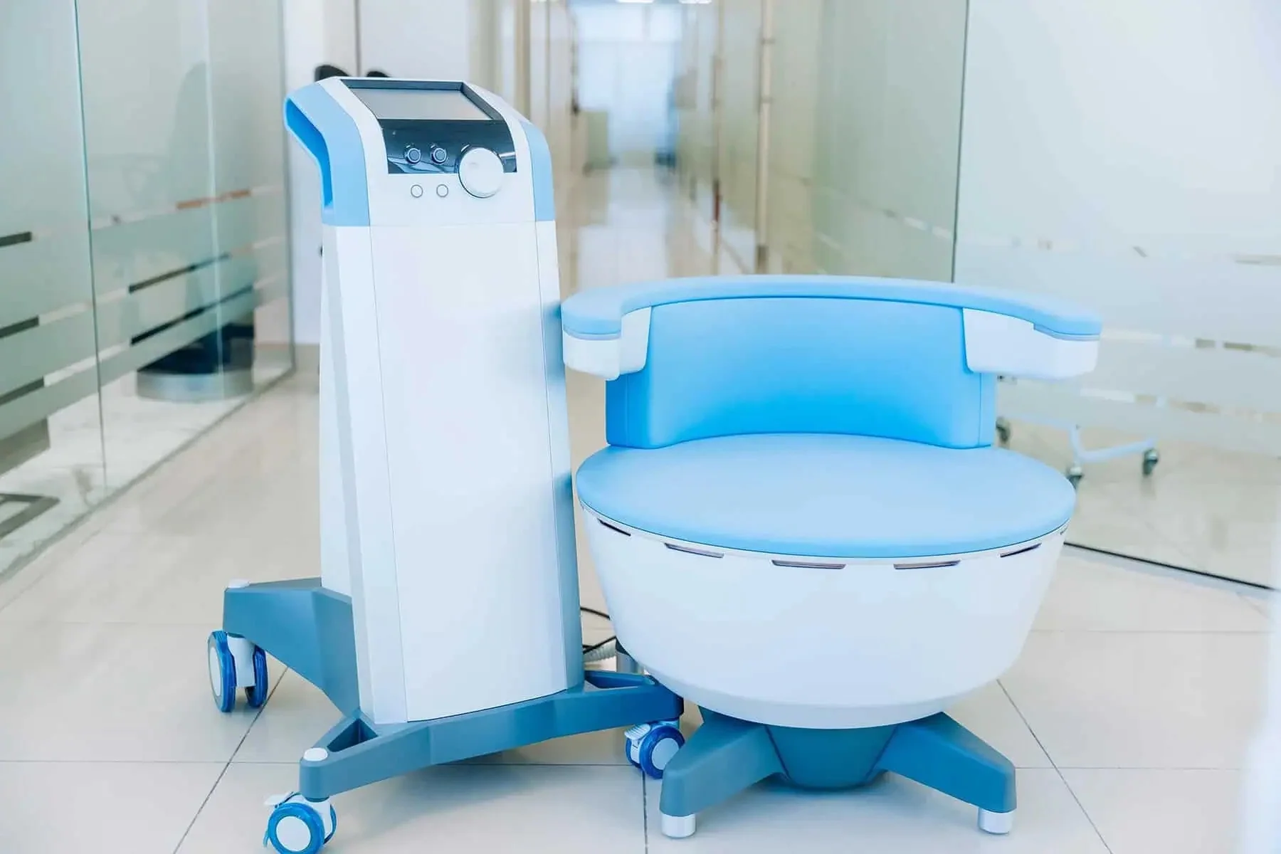 Emsella Chair utilizada para terapia no invasiva del piso pélvico en el consultorio de la Dra. Aisha Akhtar en Phoenix, AZ